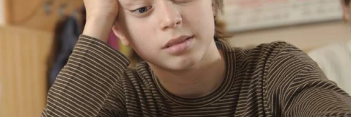 DİKKAT EKSİKLİĞİNE BAĞLI GÖZLENEN BELİRTİLER NELERDİR?