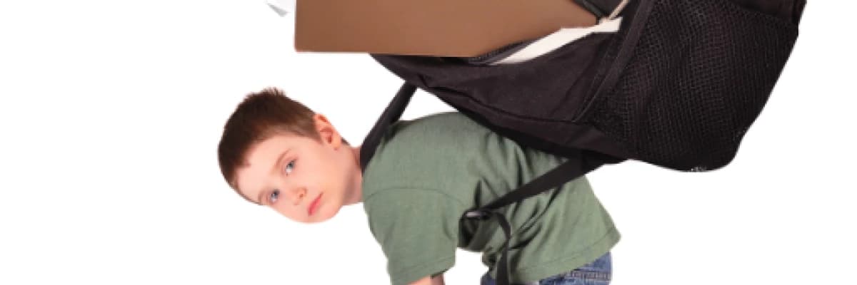 Ağır okul çantasının omurgaya etkisi nedir? Omurga eğriliği yapar mı?