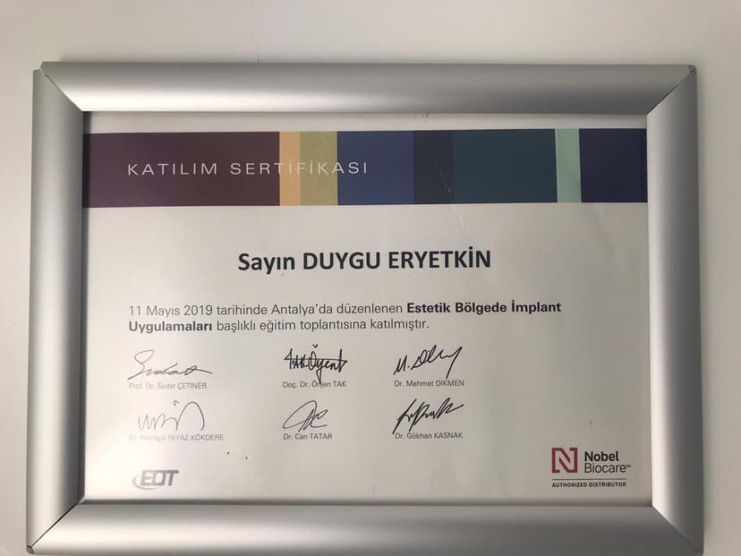 Estetik Bölgede İmplant Uygulamaları