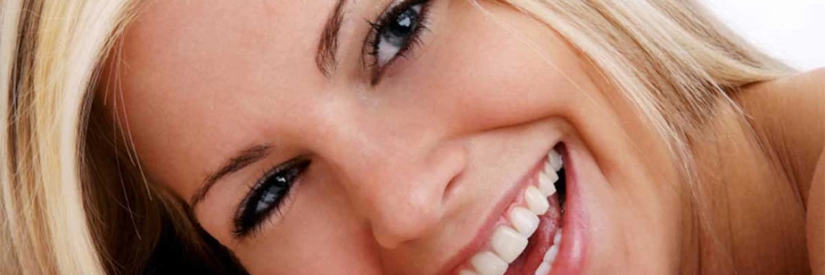 Işıltılı geceye ışıl ışıl, bembeyaz gülüşler yakışır