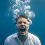 "Dışarıda Melek, Evde Barut Fıçısı": Neden En Çok Sevdiklerimizi Kırıyoruz? (Bastırılmış Öfke ve Tahammülsüzlük)